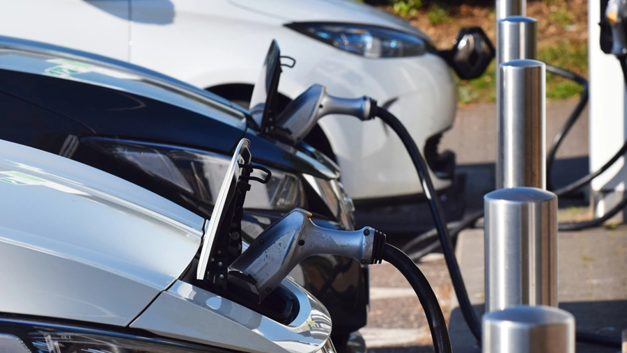 LA MINISTRE DE LA MOBILITÉ ABORDE LE DÉPLOIEMENT DE L'INFRASTRUCTURE DES STATIONS DE RECHARGE