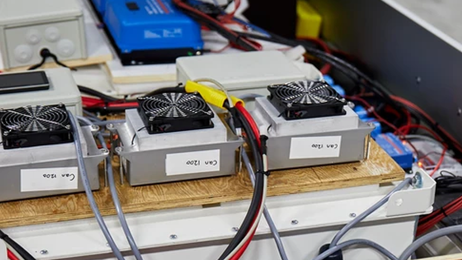 Le stockage d'énergie du futur: dans une batterie de voiture recyclée