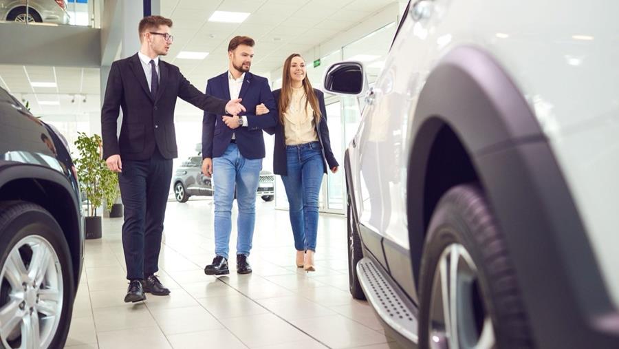 Plus d’immatriculations de voitures neuves électriques et hybrides que diesel