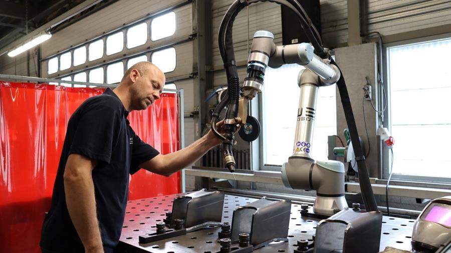 Cobot ondersteunt lasser, maar vervangt die niet
